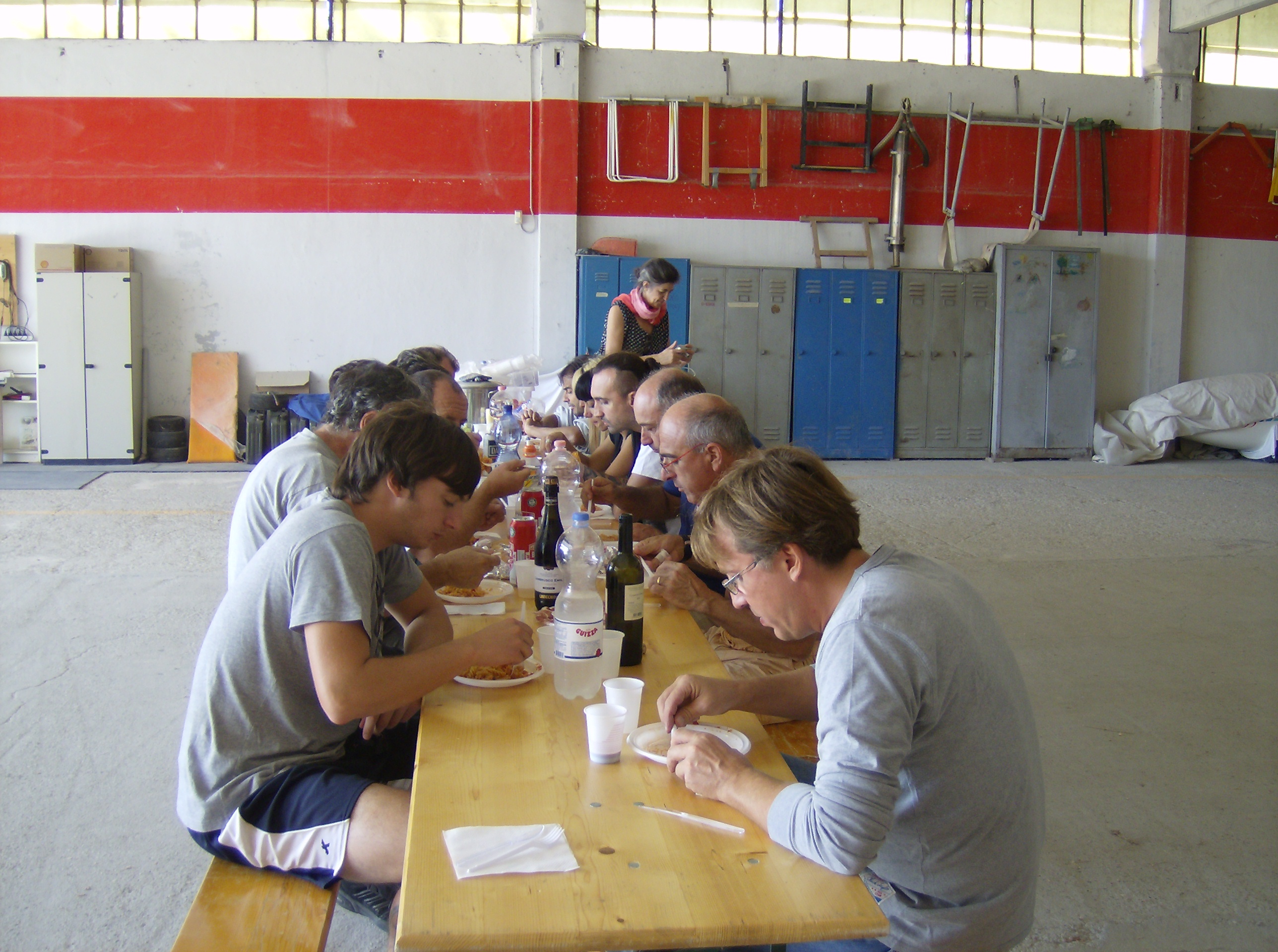... pausa pranzo con tavolata in hangar